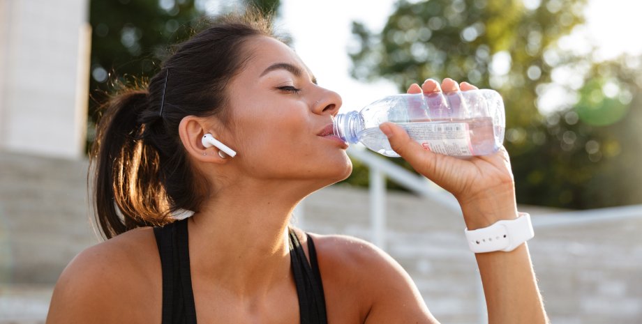 How does water affect weight loss?